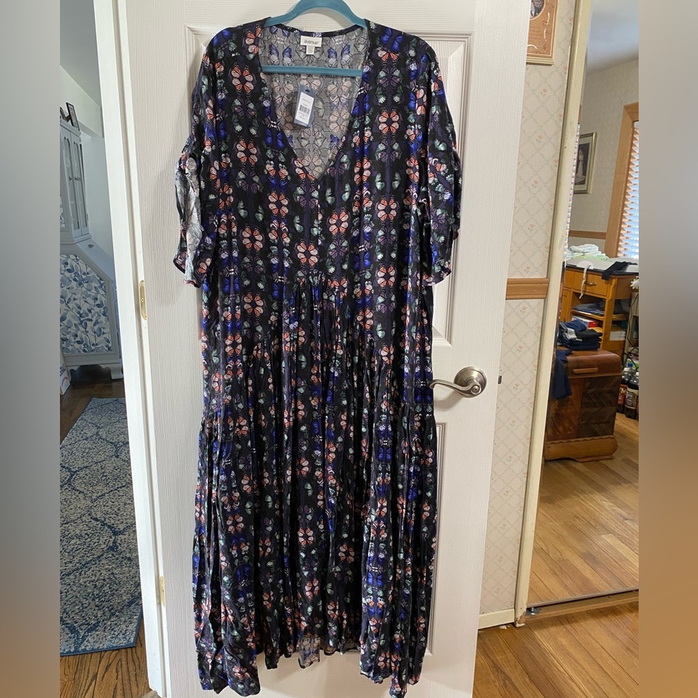 Maxi dress Avenue womans size 22/24 V-neck butterfly print